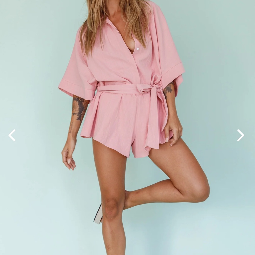 Selfie Leslie pink romper size small. NWT